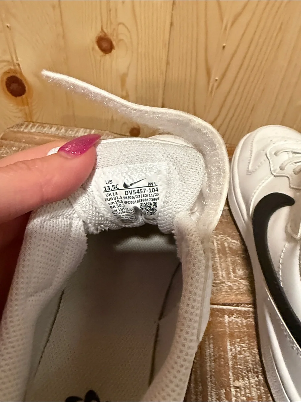 Nike White & Black Low-Top Sneakers with Strap